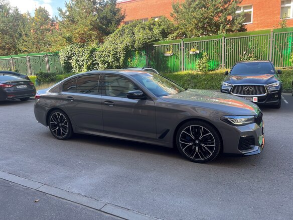 2021 BMW 5 серии 540i xDrive VII (G30/G31/G38) Рестайлинг, серый - вид 3
