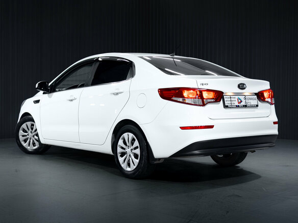 2015 Kia Rio III Рестайлинг, белый, 880000 рублей - вид 4