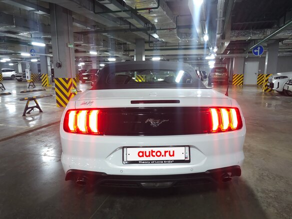 2018 Ford Mustang VI Рестайлинг, белый, 3000000 рублей - вид 13