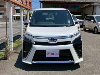 2021 Toyota Voxy III (R80) Рестайлинг, белый, 2250000 рублей, вид 2