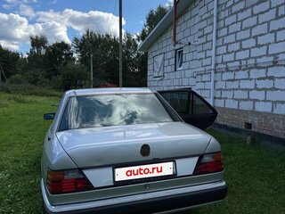 1990 Mercedes-Benz W124 230 4-speed, серебристый, 300000 рублей, вид 4
