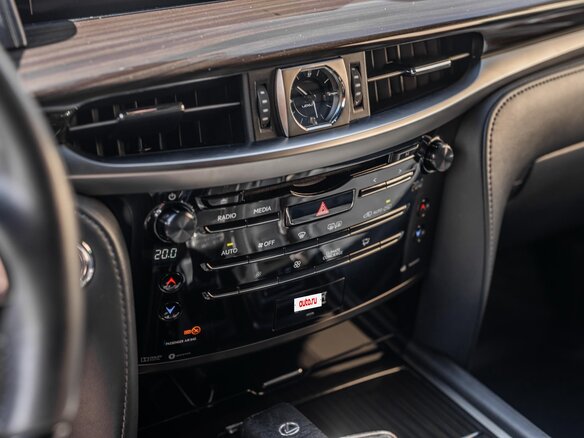 2018 Lexus LX 450d III Рестайлинг 2, белый, 8600000 рублей - вид 13