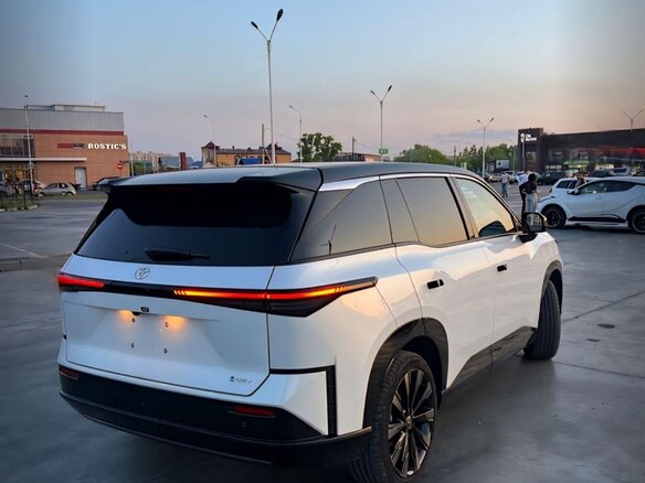 2026 Toyota bZ3X 58.3 kWh, белый, 2780000 рублей - вид 2