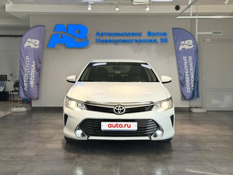 2015 Toyota Camry VII (XV50) Рестайлинг, белый, 2205000 рублей, вид 2