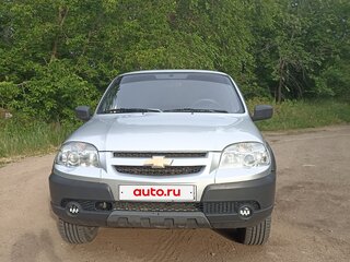 2012 Chevrolet Niva I Рестайлинг, серебристый, 490000 рублей, вид 2