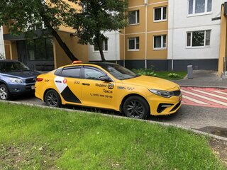 2019 Kia Optima IV Рестайлинг, жёлтый, 1300000 рублей, вид 4