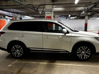 2015 Mitsubishi Outlander III Рестайлинг 2, белый, 1980000 рублей, вид 5