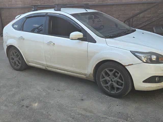 2010 Ford Focus II Рестайлинг, белый, 350000 рублей, вид 1