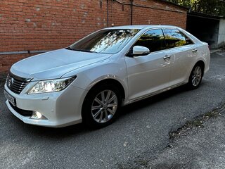 2013 Toyota Camry VII (XV50), белый, 1800000 рублей, вид 3