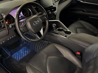 2021 Toyota Camry VIII (XV70) Рестайлинг, чёрный, 3650000 рублей, вид 4