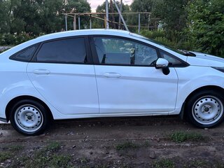 2016 Ford Fiesta Mk6 Рестайлинг, белый, 650000 рублей, вид 4