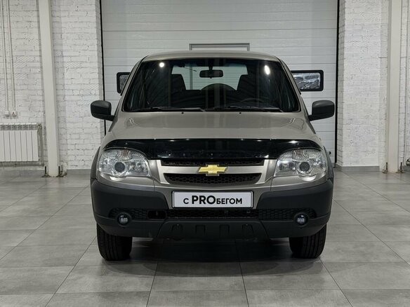 2017 Chevrolet Niva I Рестайлинг, серый, 640000 рублей - вид 1