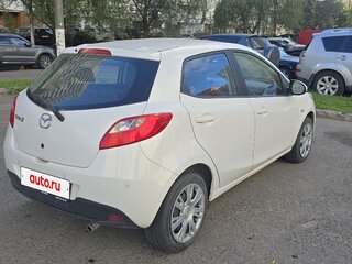 2011 Mazda 2 II Рестайлинг (DE2), белый, 750000 рублей, вид 4