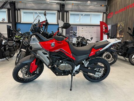 2026 QJMotor SVT 650 X, красный, 689000 рублей, вид 1