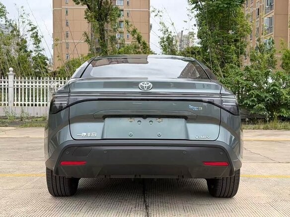 2026 Toyota bZ3, зелёный, 1990000 рублей - вид 3