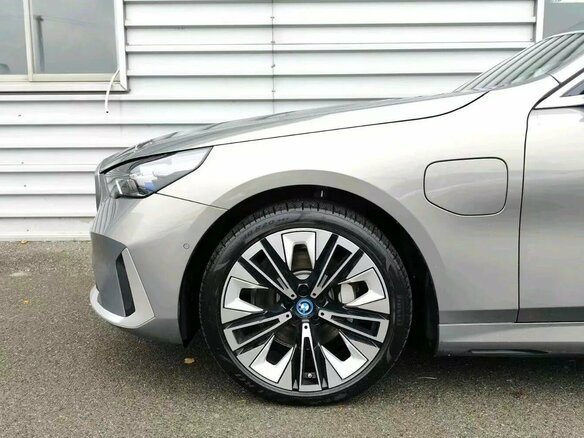 2024 BMW i5 Long eDrive35L, серый, 6990000 рублей - вид 6