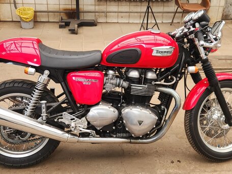 2008 Triumph Thruxton, красный, 550000 рублей, вид 2