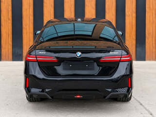 2025 BMW 5 серии 530i xDrive VIII (G60/G61/G68), чёрный, 8450000 рублей, вид 3