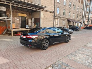 2022 Toyota Camry VIII (XV70) Рестайлинг, чёрный, 3800000 рублей, вид 4