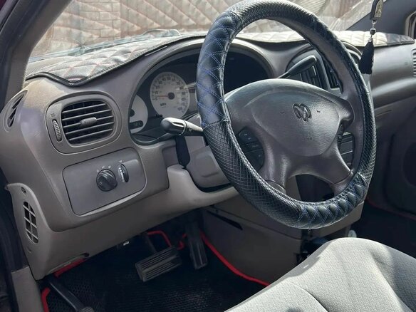 2001 Dodge Caravan 3-speed IV, красный - вид 3