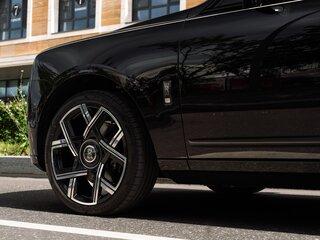 2026 Rolls-Royce Cullinan Black Badge I Рестайлинг (Series II), чёрный, 66500000 рублей, вид 5