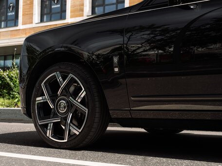 2026 Rolls-Royce Cullinan Black Badge I Рестайлинг (Series II), чёрный, 66500000 рублей, вид 5