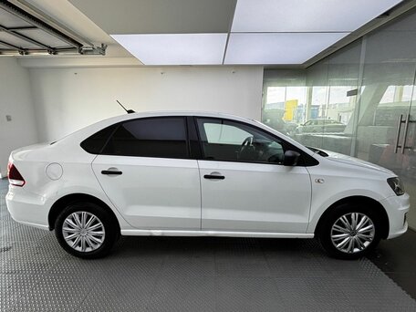 2019 Volkswagen Polo V Рестайлинг, белый, 905000 рублей, вид 4