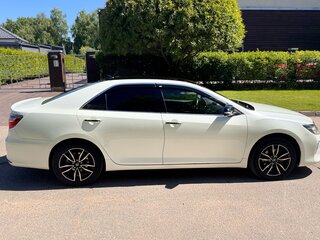 2017 Toyota Camry VII (XV50) Рестайлинг 2, белый, 2037000 рублей, вид 3