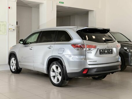 2015 Toyota Highlander III (XU50), серебристый, 2300000 рублей, вид 4