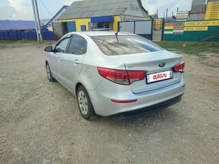 2015 Kia Rio III Рестайлинг, серебристый, 850000 рублей, вид 4