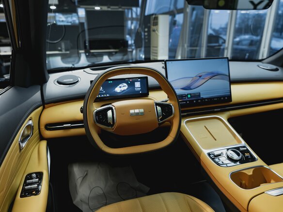 2026 Geely EX5 Гибрид EM-i, зелёный, 3935290 рублей - вид 10