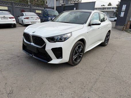 2024 BMW X2 sDrive20i II (U10), белый, 6820000 рублей, вид 2