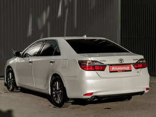 2017 Toyota Camry VII (XV50) Рестайлинг 2, белый, 2190000 рублей, вид 4