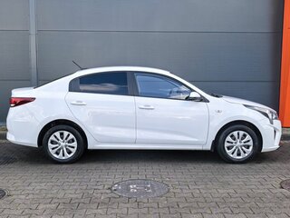 2022 Kia Rio IV Рестайлинг, белый, 1659000 рублей, вид 3