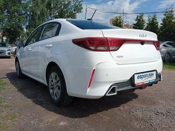 2022 Kia Rio IV Рестайлинг, белый, 1685300 рублей - вид 3