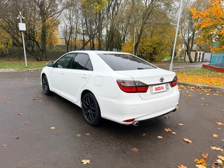 2016 Toyota Camry VII (XV50) Рестайлинг, белый, 1456000 рублей, вид 5