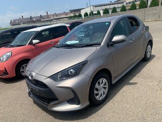 2021 Toyota Yaris IV, золотистый, 1350000 рублей, вид 2