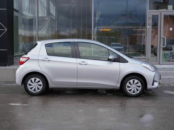 2019 Toyota Vitz III (XP130) Рестайлинг 2, серый, 1050000 рублей - вид 3