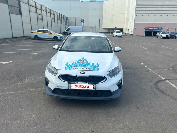 2021 Kia Ceed III Рестайлинг, белый, 1550000 рублей