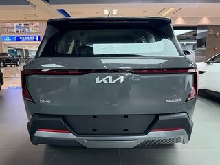 2026 Kia EV5 64.2 kWh, серебристый, 3458055 рублей, вид 4