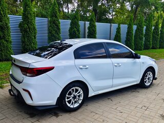 2017 Kia Rio IV, белый, 1290000 рублей, вид 4