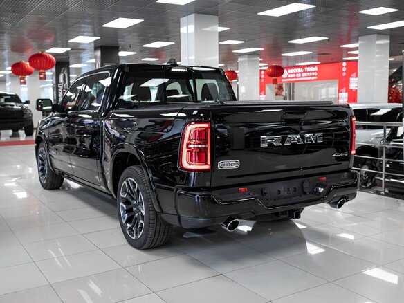 2026 Ram 1500 Crew Cab V Рестайлинг, чёрный - вид 4