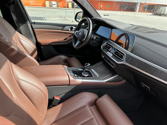 2020 BMW X7 40i I (G07), чёрный, 8700000 рублей - вид 6