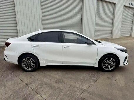 2023 Kia K3 II (China Market) Рестайлинг, белый, 1800000 рублей, вид 4