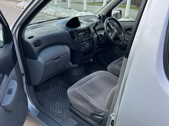 2001 Toyota FunCargo, серебристый - вид 4