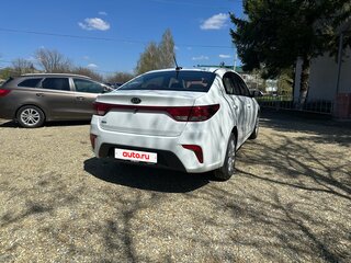 2020 Kia Rio IV, белый, 1880000 рублей, вид 4