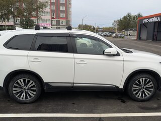 2019 Mitsubishi Outlander III Рестайлинг 3, белый, 2800000 рублей, вид 4