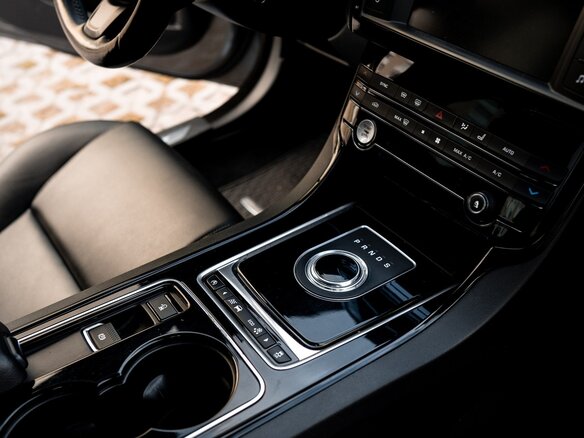 2016 Jaguar XE EcoBoost I, серый, 1399000 рублей - вид 10