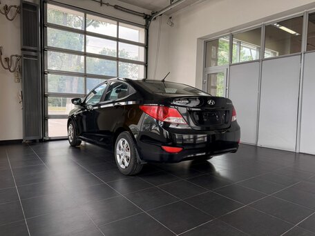 2012 Hyundai Solaris I, чёрный, 600000 рублей, вид 4