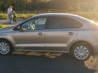 2016 Volkswagen Polo V Рестайлинг, бежевый, 970000 рублей, вид 3